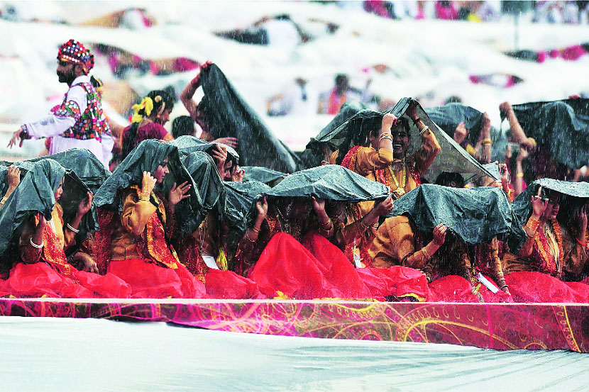 कार्यक्रम ऐन रंगात आला असतानाच पाऊस सुरू झाल्याने कलाकारांची त्रेधातिरपीट उडाली. कार्यक्रम ऐन रंगात आला असतानाच पाऊस सुरू झाल्याने कलाकारांची त्रेधातिरपीट उडाली.