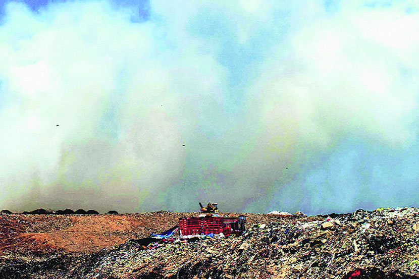 आग रोखण्यासाठी नाल्यांतील गाळ आता देवनार कचराभूमीवर टाकणार आग रोखण्यासाठी नाल्यांतील गाळ आता देवनार कचराभूमीवर टाकणार