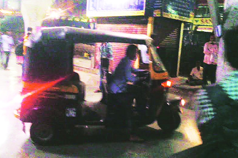 ठाणे स्थानकात रिक्षा थेट फलाटावर आली. (छाया -सुनील कांबळी) ठाणे स्थानकात रिक्षा थेट फलाटावर आली. (छाया -सुनील कांबळी)