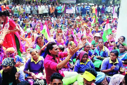 किमान वेतनाच्या मागणीसाठी श्रमजीवी संघटनेच्या नेतृत्वाखाली कंत्राटी कामगारांनी मीरा-भाईंदर महापालिकेच्या मुख्यालयाबाहेर असहकार आंदोलन केले.