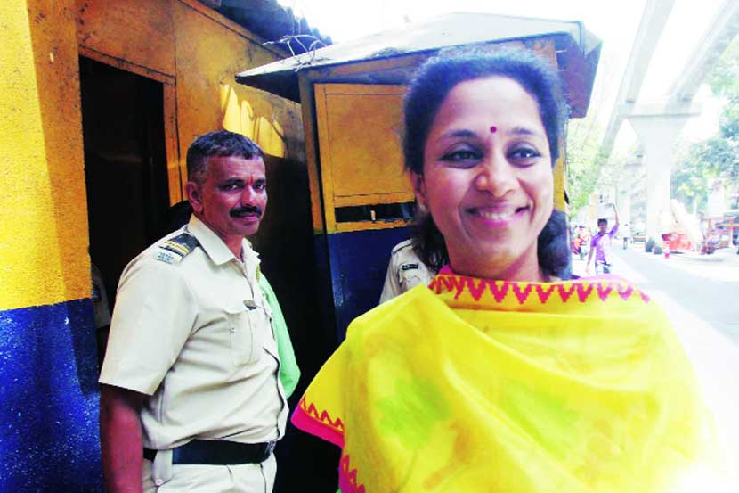 राष्ट्रवादी काँग्रेसच्या नेत्या सुप्रिया सुळे यांनी शनिवारी आर्थर रोड कारागृहात पक्षाचे नेते छगन भुजबळ यांची भेट घेतली. राष्ट्रवादी काँग्रेसच्या नेत्या सुप्रिया सुळे यांनी शनिवारी आर्थर रोड कारागृहात पक्षाचे नेते छगन भुजबळ यांची भेट घेतली.