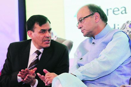 मंगळवारी मुंबईतील परिसंवादात नाबार्डचे अध्यक्ष हर्ष कुमार भानवाला यांच्यासह अर्थमंत्री अरुण जेटली. 
