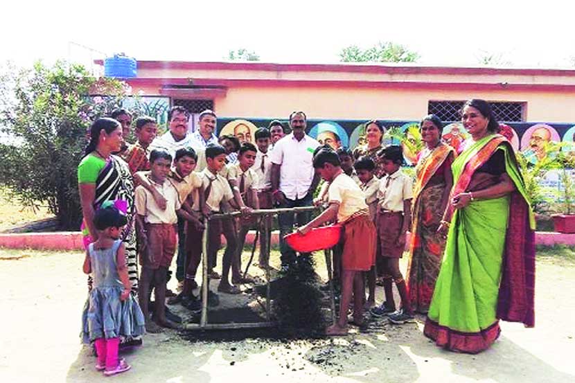 जिल्हा परिषद उच्च प्राथमिक शाळा तिरवंजाच्या इमारतीसमोर उभे विद्यार्थी