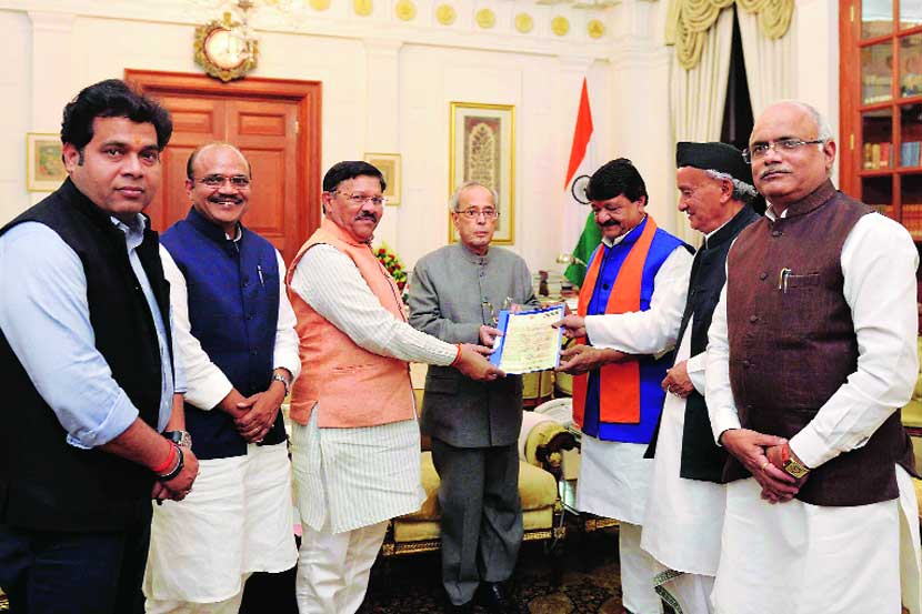 भाजपच्या शिष्टमंडळाने शनिवारी नवी दिल्लीत राष्ट्रपती प्रणब मुखर्जी यांची भेट घेऊन उत्तराखंडमध्ये राष्ट्रपती राजवट लागू करण्याची मागणी केली.  भाजपच्या शिष्टमंडळाने शनिवारी नवी दिल्लीत राष्ट्रपती प्रणब मुखर्जी यांची भेट घेऊन उत्तराखंडमध्ये राष्ट्रपती राजवट लागू करण्याची मागणी केली.