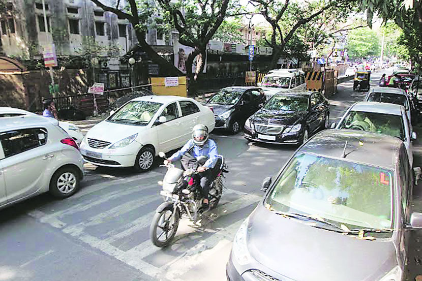 उड्डाणपुलांच्या कामांमुळे वाहतूक कोंडीत भर