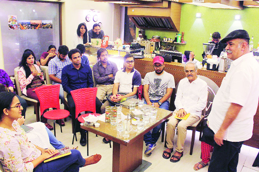 ठाण्यात ‘कॅफे वर्व’ येथे कवितांचा कट्टा भरू लागला आहे. 
