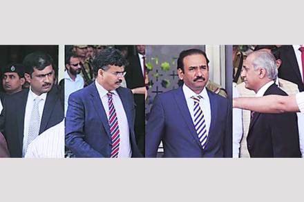 पठाणकोट हल्ल्याचा तपास करण्यासाठी भारतात आलेल्या पाकिस्तानच्या पथकातील सदस्यांचे शनिवारी नवी दिल्लीत स्वागत करण्यात आले. पठाणकोट हल्ल्याचा तपास करण्यासाठी भारतात आलेल्या पाकिस्तानच्या पथकातील सदस्यांचे शनिवारी नवी दिल्लीत स्वागत करण्यात आले.