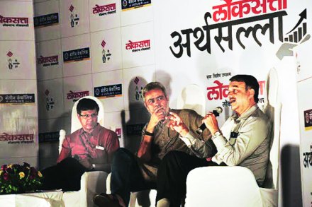 वसईत पापडी येथील थॉमस बाप्टिस्टा कनिष्ठ महाविद्यालयाच्या कृपामाता सभागृहात शनिवारी ‘लोकसत्ता अर्थसल्ला’ या कार्यक्रमाचे आयोजन करण्यात आले होते. शेअर बाजाराचे अभ्यासक अजय वाळिंबे, सनदी लेखाकार मकरंद हेरवाडकर, ‘लोकसत्ता’चे संपादक गिरीश कुबेर यांनी उपस्थितांना मार्गदर्शन केले.