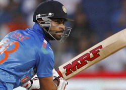 विराटने धोनीला टाकले मागे, बॅटमधून कमावले ८ कोटी!