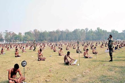 परीक्षेदरम्यान कॉपी टाळण्यासाठी उतरवले उमेदवारांचे कपडे