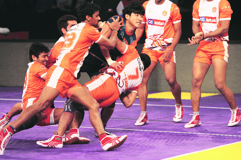 बंगालच्या खेळाडूची पुण्याच्या खेळाडूंनी केलेली पकड.  बंगालच्या खेळाडूची पुण्याच्या खेळाडूंनी केलेली पकड.