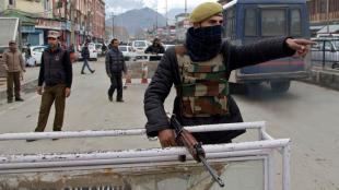 Kashmir encounter , Three Hizbul militants , Indian army, Tral, Loksatta, Loksatta news, Marathi, Marathi news