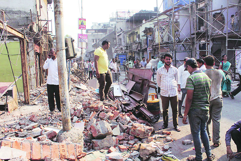बेकायदा बांधकाम १५ दिवसांत स्वखर्चाने काढा, अन्यथा कठोर कारवाईला सामोरे जावे लागेल, असा इशारा महापालिका आयुक्त संजीव जयस्वाल यांनी दिला आहे.