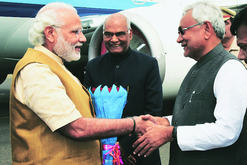   पंतप्रधान नरेंद्र मोदी यांचे शनिवारी पाटणा विमानतळावर मुख्यमंत्री नितीशकुमार यांनी स्वागत केले.