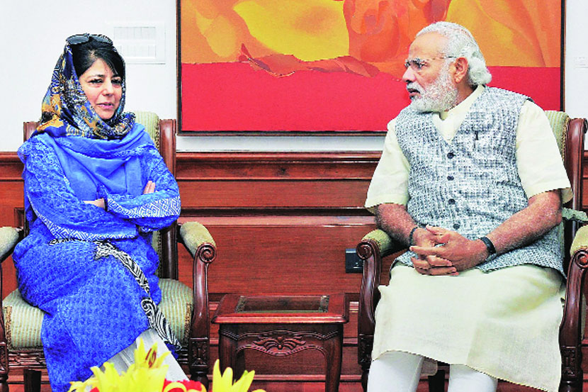 मेहबूबा मुफ्ती व मोदी यांच्यात चर्चा मेहबूबा मुफ्ती व मोदी यांच्यात चर्चा