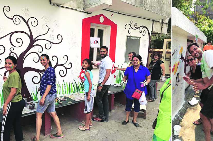 माहीम येथील शांती को-ऑप. सोसायटीने होळीच्या निमित्ताने रंगांची उधळण केली. मात्र ती पिचकारी आणि फुग्यांनी एकमेकांवर नाही, तर रंगांची ही उधळण भिंतीवर करण्यात आली आहे.