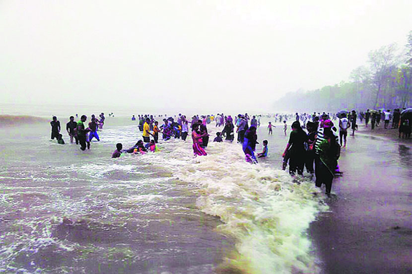 रविवारी व सुट्टीच्या दिवशी पिरवाडी किनाऱ्यावर मोठय़ा संख्येन पर्यटक येऊ लागले आहेत.