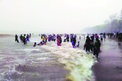 पिरवाडी समुद्रकिनाऱ्यावर पर्यटकांची गर्दी