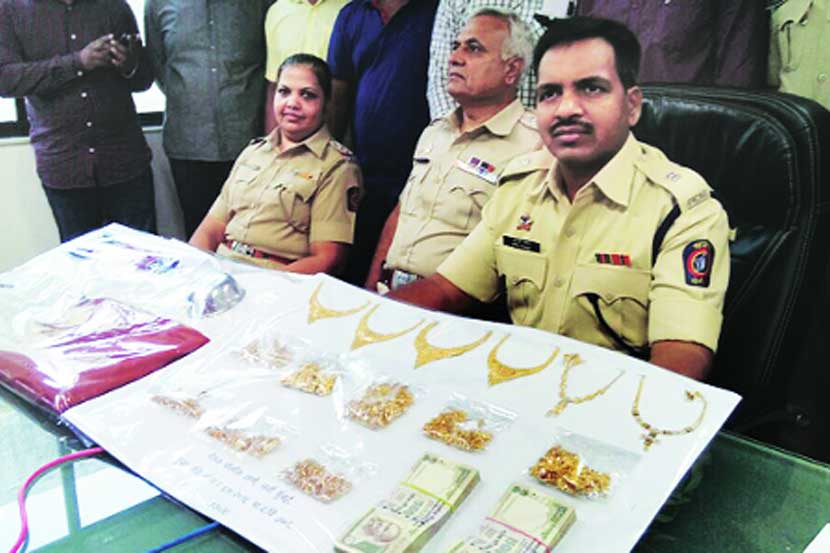पोलीस उपायुक्त शहाजी उमप व नेरुळच्या वरिष्ठ पोलीस निरीक्षक संगीता शिंदे-अल्फान्सो हे लुटीतील पोलिसांनी जप्त केलेले सोने व रोकड दाखविताना.