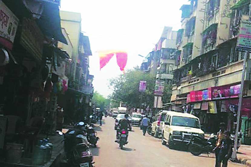  सप्तश्रृंगी मातेच्या मंदिरासमोर दोन इमारतींच्या छताच्या वरच्या बाजूस हा झेंडा बांधण्यात आला आहे. 