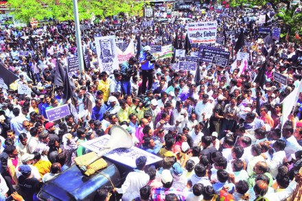 नाशिक महापालिकेच्या मुख्यालयावर धडकलेला महामोर्चा. छाया - मयूर बारगजे