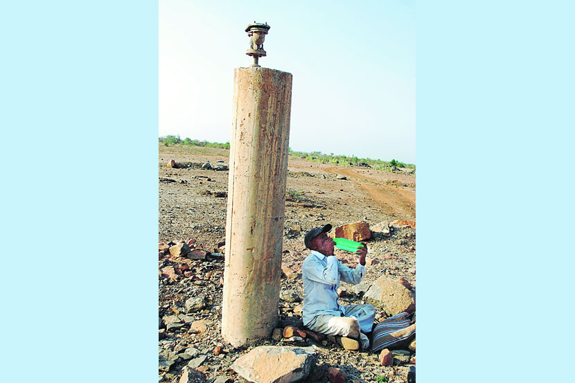 उन्हाची तीव्रता आणि त्यात टंचाई या कात्रीत सापडलेल्या नाशिक जिल्ह्यातील ग्रामीण भागात आता सर्वाना बाटलीबंद पाणी हाच आधार उरला आहे. उन्हाची तीव्रता आणि त्यात टंचाई या कात्रीत सापडलेल्या नाशिक जिल्ह्यातील ग्रामीण भागात आता सर्वाना बाटलीबंद पाणी हाच आधार उरला आहे.