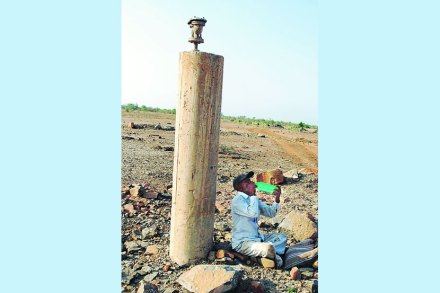 उन्हाची तीव्रता आणि त्यात टंचाई या कात्रीत सापडलेल्या नाशिक जिल्ह्यातील ग्रामीण भागात आता सर्वाना बाटलीबंद पाणी हाच आधार उरला आहे.