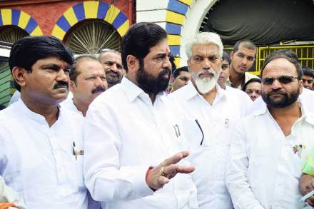 नाशिकरोड कारागृहात शिवसैनिकांची भेट घेऊन बाहेर पडताना सार्वजनिक बांधकाममंत्री एकनाथ शिंदे, सहकार राज्यमंत्री दादा भुसे आदी. नाशिकरोड कारागृहात शिवसैनिकांची भेट घेऊन बाहेर पडताना सार्वजनिक बांधकाममंत्री एकनाथ शिंदे, सहकार राज्यमंत्री दादा भुसे आदी.