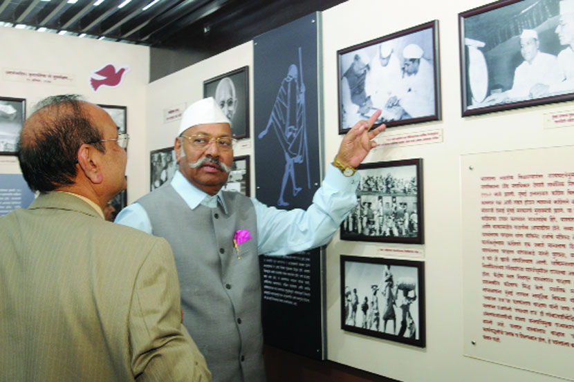 नाशिक येथील यशवंतराव चव्हाण महाराष्ट्र मुक्त विद्यापीठात उभारण्यात आलेल्या यशवंतराव चव्हाण कलादालनास सिक्कीमचे राज्यपाल श्रीनिवास पाटील यांनी भेट दिली. समवेत कुलगुरू प्रा. डॉ. माणिकराव साळुंखे.