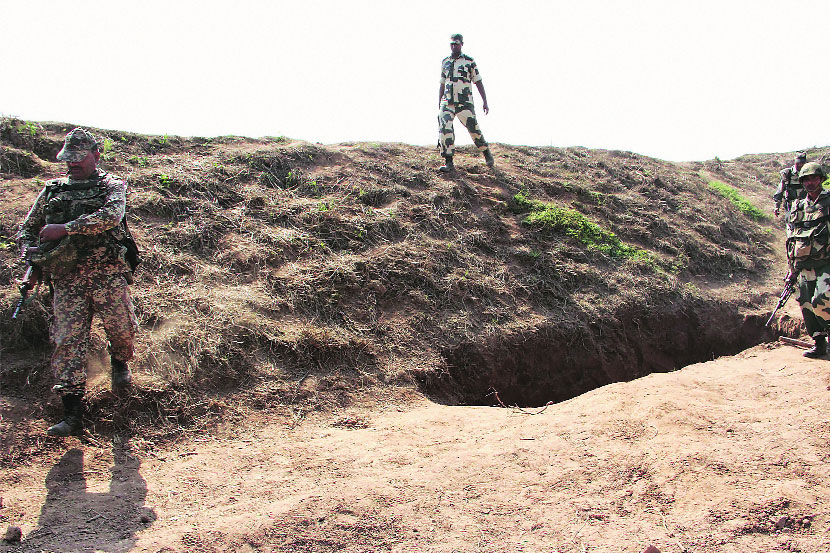 जम्मूतील आरएसपुरा भागात पाकिस्तानमधून भारतीय हद्दीत ३० मीटर लांबीचे भुयार खोदल्याचे शुक्रवारी उघड झाले आहे. तेथे सीमा सुरक्षा दलाच्या जवानांची गस्त होती.
