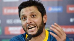 वकार, आफ्रिदीच्या हकालपट्टीचा प्रस्ताव