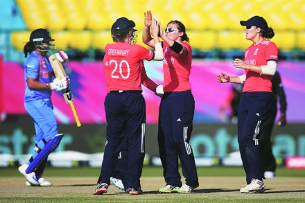 इंग्लंडची हिदर नाइट सहकाऱ्यांसोबत जल्लोष साजरा करताना.