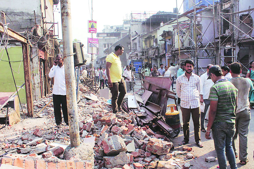 ठाणे बाजारपेठ परिसरातील अनधिकृत बांधकामांवरील कारवाई गुरुवारीही सुरू होती.                  (छाया : दीपक जोशी)    ठाणे बाजारपेठ परिसरातील अनधिकृत बांधकामांवरील कारवाई गुरुवारीही सुरू होती.                  (छाया : दीपक जोशी)