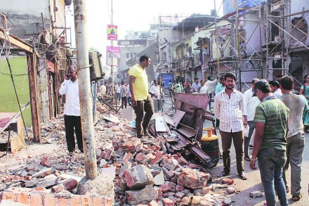 ठाणे बाजारपेठ परिसरातील अनधिकृत बांधकामांवरील कारवाई गुरुवारीही सुरू होती.                  (छाया : दीपक जोशी)    ठाणे बाजारपेठ परिसरातील अनधिकृत बांधकामांवरील कारवाई गुरुवारीही सुरू होती.                  (छाया : दीपक जोशी)