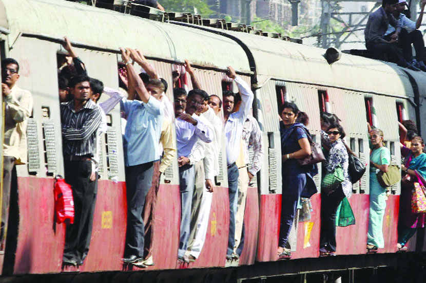 हार्बर मार्गावर १५ दिवसांत पहिली १२ डब्यांची गाडी हार्बर मार्गावर १५ दिवसांत पहिली १२ डब्यांची गाडी