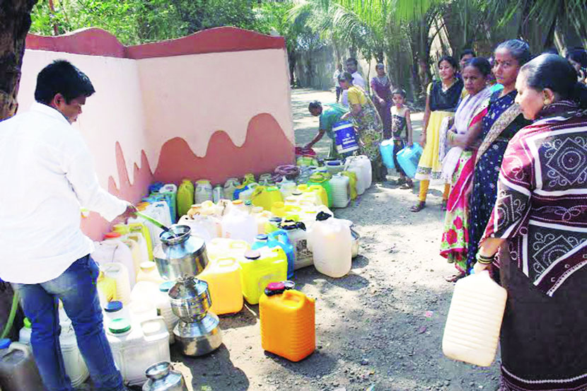 सध्या ठाणे आणि आसपासच्या शहरांत भीषण पाणीटंचाई भेडसावू लागली आहे. ठाणे, कल्याण, डोंबिवली या शहरांत आठवडय़ातून तीन दिवस पाणीकपात होऊ लागल्याने पाण्यासाठी दाहीदिशा अशा अवस्थेतून नागरिकांना जावे लागत आहे. दिवा परिसरात तर पाणीसंकट अधिक गडद झाले असून पाण्यासाठी ठिकठिकाणी रहिवाशांची झुंबड उडत आहे. (छायाचित्र: गणेश जाधव) सध्या ठाणे आणि आसपासच्या शहरांत भीषण पाणीटंचाई भेडसावू लागली आहे. ठाणे, कल्याण, डोंबिवली या शहरांत आठवडय़ातून तीन दिवस पाणीकपात होऊ लागल्याने पाण्यासाठी दाहीदिशा अशा अवस्थेतून नागरिकांना जावे लागत आहे. दिवा परिसरात तर पाणीसंकट अधिक गडद झाले असून पाण्यासाठी ठिकठिकाणी रहिवाशांची झुंबड उडत आहे. (छायाचित्र: गणेश जाधव)