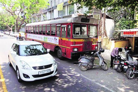 ठाणे येथील नौपाडा पोलीस ठाण्यासमोरील रस्त्यावर गेल्या पाच दिवसांपासून टीएमटीची बस बंद पडलेल्या अवस्थेत उभी आहे. (छाया : दीपक जोशी)
