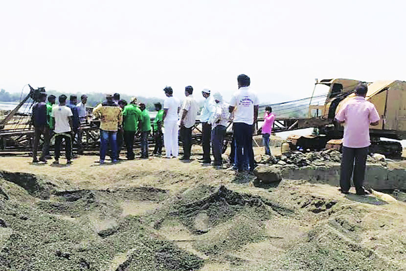 डोंबिवली पश्चिमेकडील रेतीबंदरव जिल्हाधिकाऱ्यांनी कारवाई केली. डोंबिवली पश्चिमेकडील रेतीबंदरव जिल्हाधिकाऱ्यांनी कारवाई केली.