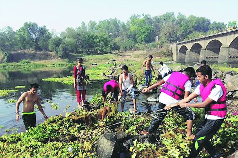 जल जागृती सप्ताहानिमित्त विद्यार्थ्यांकडून उल्हास नदीतील जलपर्णी काढण्यात आली.