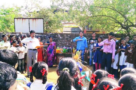 पाणीमुक्त धुलिवंदन साजरे करण्याचा संकल्प करताना विद्यार्थी. पाणीमुक्त धुलिवंदन साजरे करण्याचा संकल्प करताना विद्यार्थी.