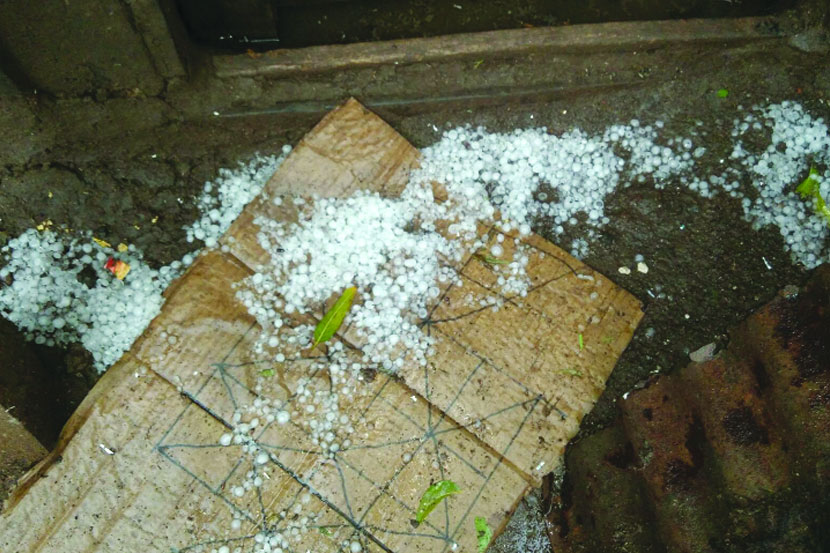 नुकसानग्रस्त शेतकरी जिल्हा प्रशासनासाठी ‘लाभार्थी’
