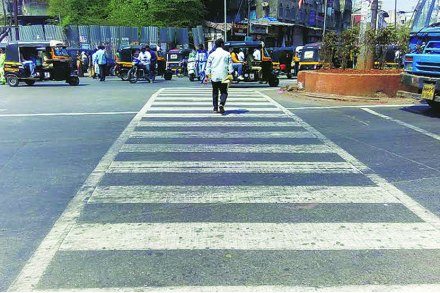 कल्याणच्या शिवाजी चौकातील रस्त्यांवर ‘झेब्रा क्रॉसिंग’ आखल्याने पादचाऱ्यांना रस्ता ओलांडणे सोपे झाले आहे. कल्याणच्या शिवाजी चौकातील रस्त्यांवर ‘झेब्रा क्रॉसिंग’ आखल्याने पादचाऱ्यांना रस्ता ओलांडणे सोपे झाले आहे.