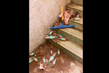 बालगंधर्व कलादालन घाणीच्या साम्राज्यात बालगंधर्व कलादालन घाणीच्या साम्राज्यात