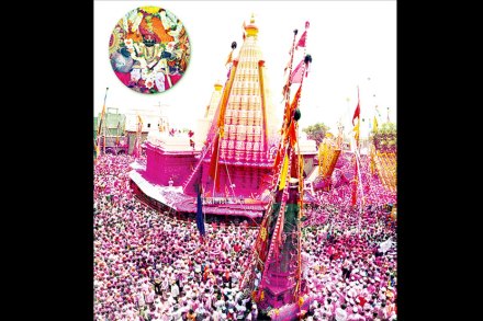 हलगीच्या तालावर, सासनकाठय़ा नाचवत दख्खनच्या राजाची उत्साहात यात्रा