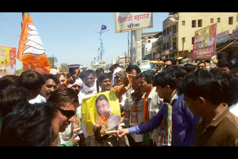 नवाब मलिक यांचे पुतळे जाळले