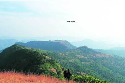 दुर्गत्रिकुटाची डोंगरयात्रा