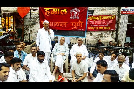 माथाडी कायद्यातील बदलाच्या विरोधात डॉ. बाबा आढाव यांच्या नेतृत्वाखाली सोमवारी उपोषण करण्यात आले. माथाडी कायद्यातील बदलाच्या विरोधात डॉ. बाबा आढाव यांच्या नेतृत्वाखाली सोमवारी उपोषण करण्यात आले.