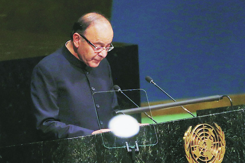 न्यूयॉर्कमध्ये मंगळवारी संयुक्त राष्ट्राच्या आमसभेत अर्थमंत्री अरुण जेटली. न्यूयॉर्कमध्ये मंगळवारी संयुक्त राष्ट्राच्या आमसभेत अर्थमंत्री अरुण जेटली.