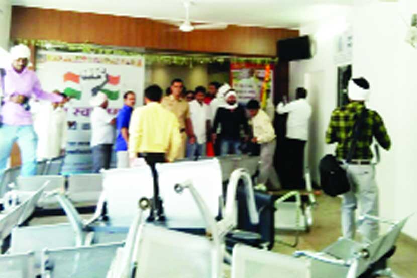 आमदार राणांच्या कार्यालयाची तोडफोड आमदार राणांच्या कार्यालयाची तोडफोड