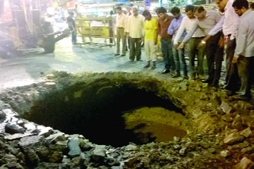 ..पुन्हा एकदा रस्ता खचला